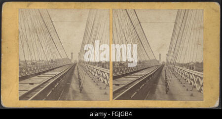 Eine detaillierte Ansicht der Hängebrücke an den Niagarafällen, fotografiert von Samuel Mason. Das Bild erfasst die technische Struktur und die natürliche Umgebung. Stockfoto