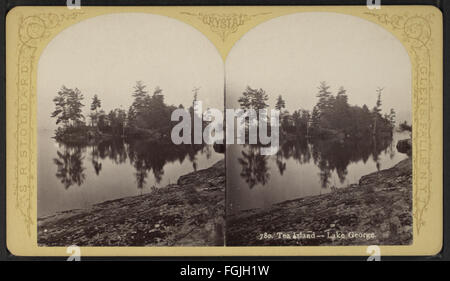 Ein Foto von Tea Island am Lake George, aufgenommen von Seneca Ray Stoddard, das die ruhige Landschaft und die natürliche Schönheit der Gegend einfängt. Stockfoto