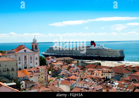 Die Aussicht von der Mirador St Luzia über die Alfama und Alcantara Viertel von Lissabon Portugal Stockfoto