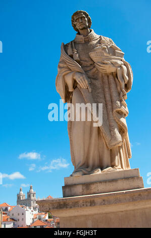 Statue auf dem Mirador von St. Luzia über den Stadtteilen Alfama und Alcantara von Lissabon Portugal des heiligen Vinzenz von Saragossa Schutzpatronin von Portugal Stockfoto