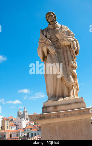 Statue auf dem Mirador von St. Luzia über den Stadtteilen Alfama und Alcantara von Lissabon Portugal des heiligen Vinzenz von Saragossa Schutzpatronin von Portugal Stockfoto