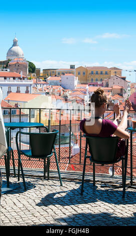 Die Aussicht von der Mirador St Luzia über die Alfama und Alcantara Viertel von Lissabon Portugal Stockfoto