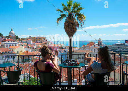 Die Aussicht von der Mirador St Luzia über die Alfama und Alcantara Viertel von Lissabon Portugal Stockfoto