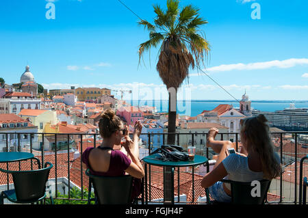 Die Aussicht von der Mirador St Luzia über die Alfama und Alcantara Viertel von Lissabon Portugal Stockfoto