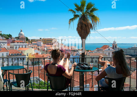 Blick auf die Alfama und Alcantaro Bezirke aus dem Mirador Santa Luzia in Lissabon Portugal Stockfoto