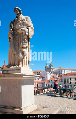 Statue auf dem Mirador St Luzia über die Alfama und Alcantara Viertel von Lissabon Portugal Stockfoto