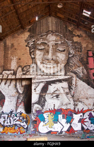 Graffiti Wandmalerei auf der Ruine des alten Eisfabrik in Berlin, Deutschland. Stockfoto