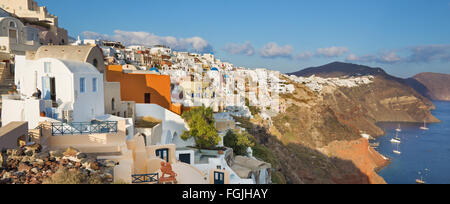 Santorini - der Look von Oia nach Osten im Abendlicht. Stockfoto