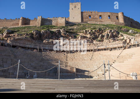 Römisches Theater und Medellin Burg, Spanien. Geringe Aussicht von der Bühne zur Tribüne Stockfoto