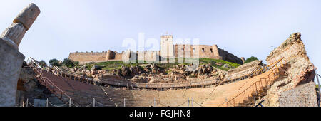 Römisches Theater und Medellin Burg, Spanien. Niedrige Panoramablick von der Bühne zur Tribüne Stockfoto