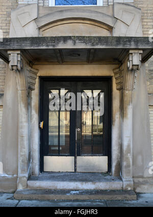 Haustüren auf einem 20er Jahre Art-Deco-Gebäude in der Nähe von Lake Michigan in Montrose Avenue im Stadtteil Uptown. Stockfoto