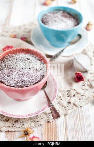 Hausgemachte Schokolade Becher Kuchen mit Puderzucker bestreuen Stockfoto