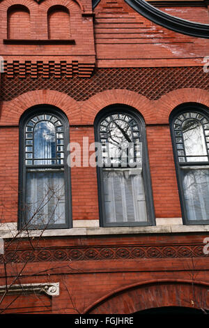 Fenster und Mauerwerk auf einem Ende des 19. Jahrhunderts zu Hause auf fullerton Avenue im Lincoln Park, Chicago, Illinois. Stockfoto