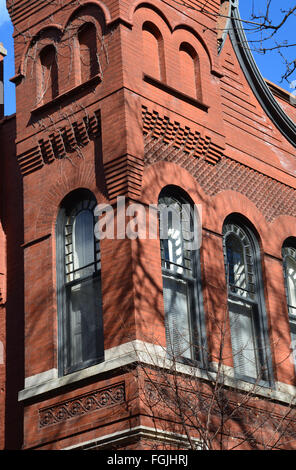 Fenster und Mauerwerk auf einem Ende des 19. Jahrhunderts zu Hause auf fullerton Avenue im Lincoln Park, Chicago, Illinois. Stockfoto
