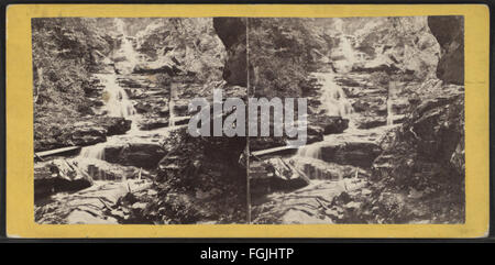 Ein Foto von E. & H.T. Anthony, das den Bastionsfall am Kauterskill Glen in der Nähe des Laurel House zeigt und den kaskadierenden Wasserfall und die umliegende natürliche Landschaft einfängt. Stockfoto
