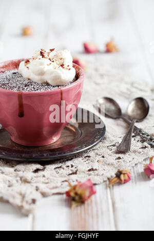 Hausgemachte Schokolade Becher Kuchen mit Puderzucker bestreuen Stockfoto