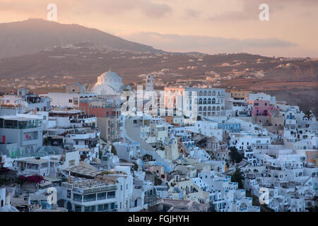 Santorin, Griechenland - 5. Oktober 2015: Die Fira in der Morgen-Dämmerung von Firostefani Stockfoto