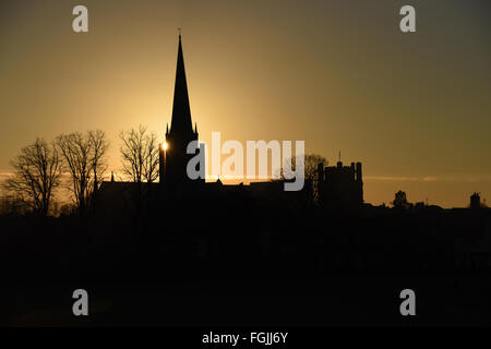 Chichester Kathedrale mit der untergehenden Sonne hinter Ende Dezember Stockfoto