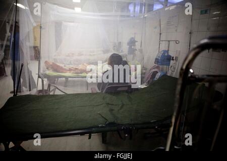 Tegucigalpa, Honduras. 19. Februar 2016. Schwangere Frauen erhalten medizinische Behandlungen in der Schule Universitätsklinik in Tegucigalpa, Honduras, am 19. Februar 2016. Laut lokalen Presseberichten wurden 4.473 Zika Fälle von im Januar in Honduras, somit honduranischen Präsidenten Juan Orlando Hernandez einen nationalen Notstand erklärt. © Rafael Ochoa/Xinhua/Alamy Live-Nachrichten Stockfoto