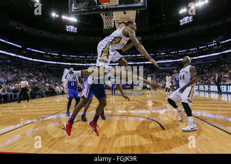 New Orleans, LA, USA. 19. Februar 2016. Philadelphia 76ers bewachen Ish Smith (1) und New Orleans Pelikane bewachen Bryce Dejean-Jones (31) laufen ineinander gehen in den Warenkorb bei einem NBA-Basketball-Spiel zwischen den Philadelphia 76ers und die New Orleans Pelikane im Smoothie King Center in New Orleans, Louisiana Stephen Lew/CSM/Alamy Live-Nachrichten Stockfoto