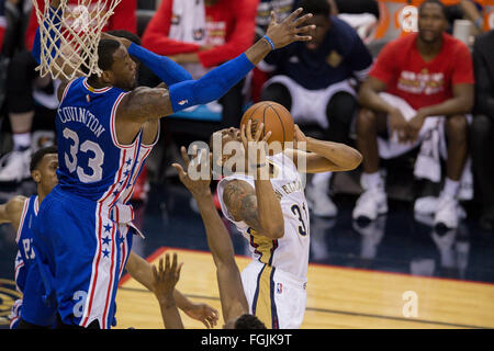 New Orleans, LA, USA. 19. Februar 2016. New Orleans Pelikane Guard Bryce Dejean-Jones (31) ist von Philadelphia 76ers Robert Covington (33) nach vorne während ein NBA-Basketball-Spiel zwischen den Philadelphia 76ers und die New Orleans Pelikane im Smoothie King Center in New Orleans, Louisiana verschmutzt Stephen Lew/CSM/Alamy Live-Nachrichten Stockfoto