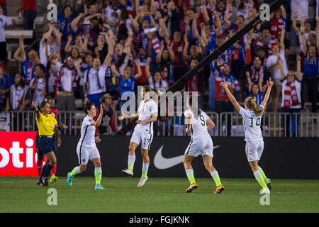 Houston, Texas, USA. 19. Februar 2016. 19. Februar 2016: USA Mittelfeldspieler Tobin Heath (17) feiert ihr Ziel mit Teamkollegen während ein Halbfinale Olympia-Qualifikation CONCACAF Fußballspiel zwischen den USA und Trinidad & Tobago BBVA Compass Stadium in Houston, Texas. USA gewann mit 5: 0 und verdient einen Platz in der Sommer-Olympics.Trask-Smith/CSM-Kredit: Cal Sport Media/Alamy Live News Stockfoto