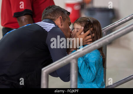 Houston, TX, USA. 19. Februar 2016. Kanada-Trainer John Herdman küsst seine Tochter nach einer Olympia-Qualifikation CONCACAF Fußball Halbfinalspiel zwischen Deutschland und Costa Rica BBVA Compass-Stadion in Houston, TX. Trask Smith/CSM/Alamy Live-Nachrichten Stockfoto