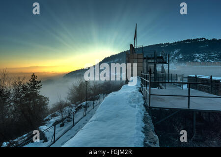 Krakra Festung bei Sonnenaufgang. Die Festung befindet sich in der Nähe von Pernik Stadt in Bulgarien. Stockfoto