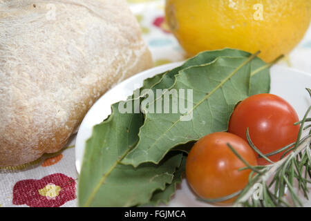 Salbei Rosmarin Zitrone und Cherry-Tomaten auf dem Tisch Stockfoto