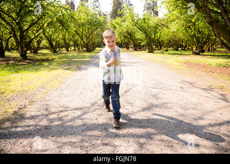 Junge im Freien in einem Lifestyle-Porträt mit natürlichem Licht. Stockfoto