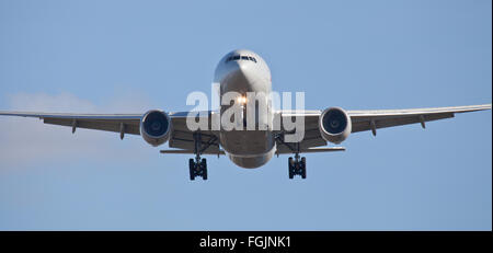 American Airlines Boeing 777 N 778 eine ins Land am Flughafen London Heathrow LHR Stockfoto