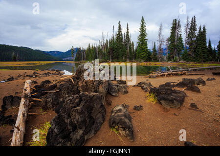 Sparks Lake befindet sich in der Zentral-Oregon-Wüste in der Nähe von den drei Schwestern Bergen und gebrochen oben in der Nähe von Bend. Stockfoto