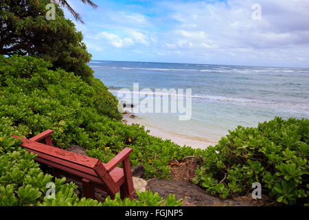 Badewanne Beach in Oahu Hawaii befindet sich auf der Northshore mit einer einzelnen roten Bank mit Blick auf die etwas Privatstrand. Stockfoto