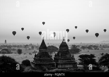 Ballonfahren bei Sonnenaufgang in Bagan Stockfoto