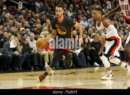 Portland, Oregon, USA. 19. Februar 2016 - STEPHEN CURRY (30) Laufwerke auf den Reifen. Die Portland Trail Blazers veranstaltete die Golden State Warriors am Moda Center am 19. Februar 2016. Foto von David Blair Credit: David Blair/ZUMA Draht/Alamy Live-Nachrichten Stockfoto