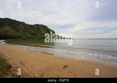 Kahana Bucht gesehen vom Strand Blick Norden mit niemand dort auf einem sehr langsamen Tag für den Tourismus in Oahu Hawaii. Stockfoto
