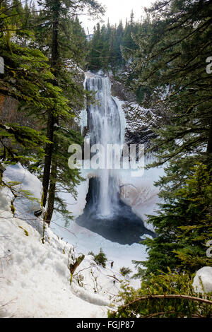 Salt Creek fällt auf Willamette Pass in Oregon in der Nähe von Eugene im Winter mit Eis und gefrorenen Wasserkristalle hinter der waterf Stockfoto