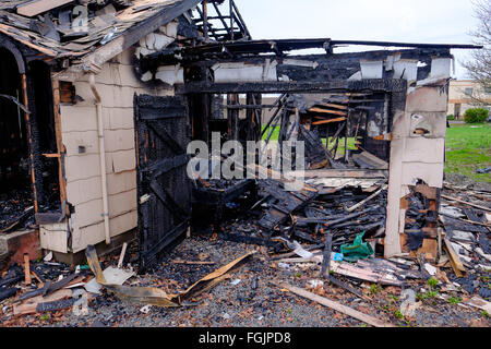 Haus brannte fast vollständig in einem großen Brand nur die beschädigten bleibt das Haus zu verlassen. Stockfoto