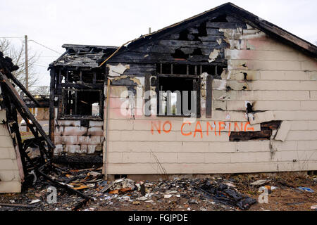 Haus brannte fast vollständig in einem großen Brand nur die beschädigten bleibt das Haus zu verlassen. Stockfoto