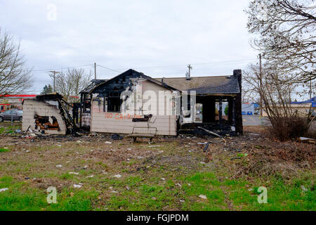 Haus brannte fast vollständig in einem großen Brand nur die beschädigten bleibt das Haus zu verlassen. Stockfoto