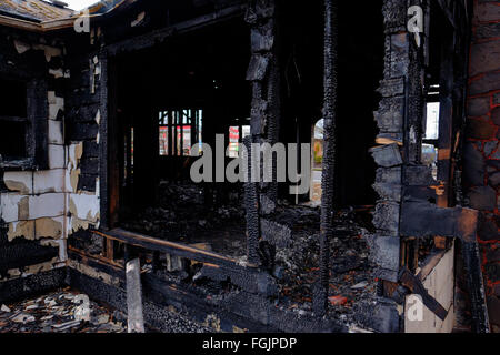 Haus brannte fast vollständig in einem großen Brand nur die beschädigten bleibt das Haus zu verlassen. Stockfoto