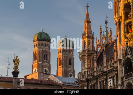 Türme von der Frauenkirche, vor neuen Rathaus und Mariensäule, München, Bayern, Deutschland Stockfoto