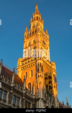 Turm des neuen Rathauses im Abendlicht, München, Bayern, Deutschland Stockfoto