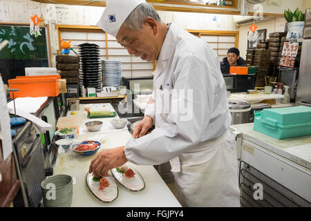 Sushi Meisterkoch Murakami, bereiten Sie eine Mahlzeit in der Asahizushi Sushi-Bar in Kesennuma, Japan Stockfoto