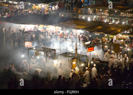 Essen und trinken in Platz Jemaa El Fna in Marrakesch Marokko Stockfoto