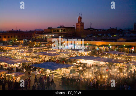 Abend-Cafés und Stände in Jemaa El Fna Platz. Marrakesch, Marokko Stockfoto