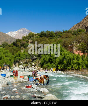 Wäsche waschen im Fluss bei Setti Fatma, Ourika-Tal in der Nähe von Marrakesch Marokko Stockfoto