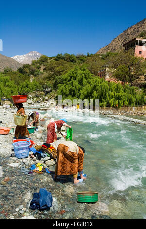 Wäsche waschen im Fluss bei Setti Fatma, Ourika Tal Marrakesch Marokko Stockfoto