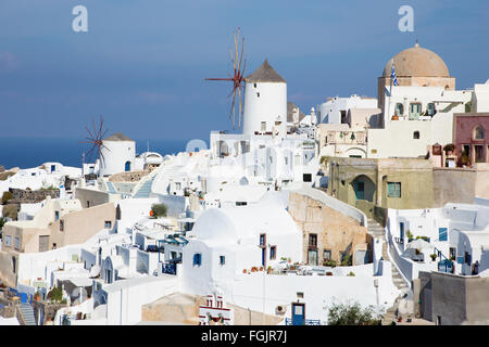 Santorin, Griechenland - 5. Oktober 2015: Der Blick zum Teil von Oia mit den Windmühlen. Stockfoto