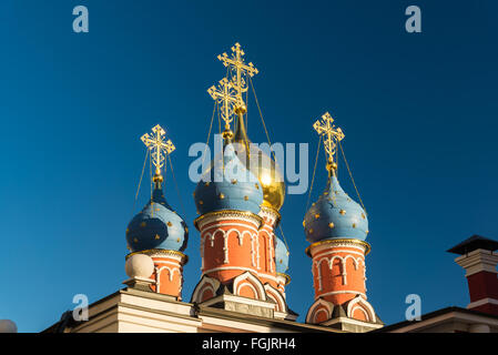 Moskauer Straße Varvarka. St.-Georg-Kirche der siegreichen auf Pskow Hügel mit Glockenturm 1658. Russland Stockfoto